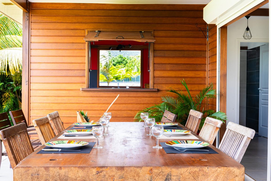 Table dressée pour 6 sur terrasse couverte en bois, villa familiale Kaz Alizé Guadeloupe