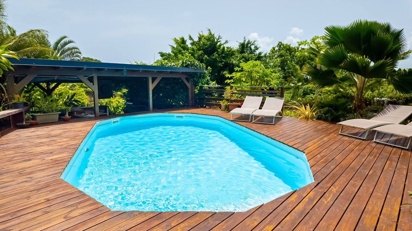 Terrasse couverte avec vue sur le jardin et la piscine, Au Jardin d'Éole Guadeloupe