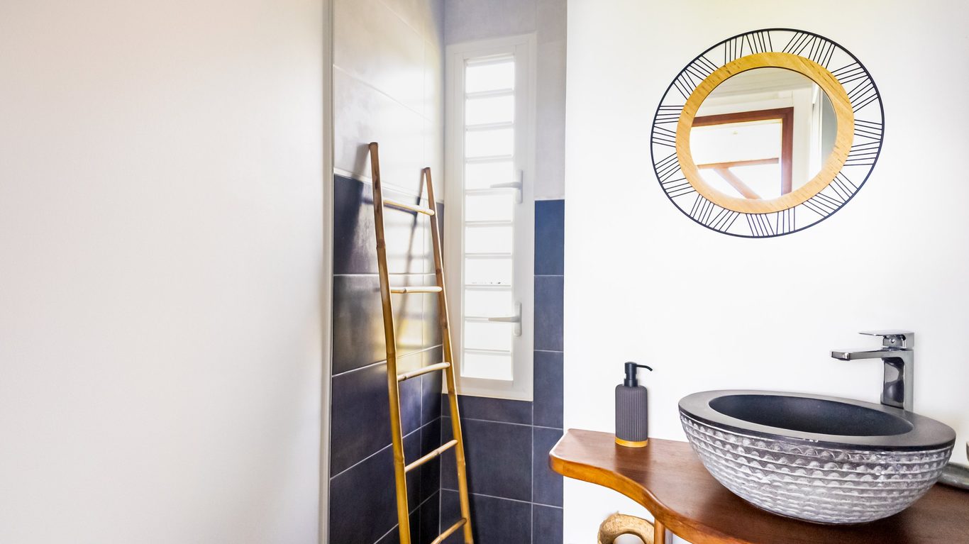 Salle de bain avec vasque artisanale et douche, bungalow Ti Briz Sainte-Rose