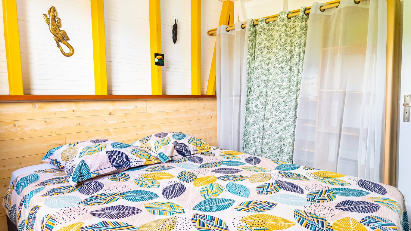 Chambre climatisée lit Queen-Size avec décoration tropicale, bungalow Ti Briz Sainte-Rose