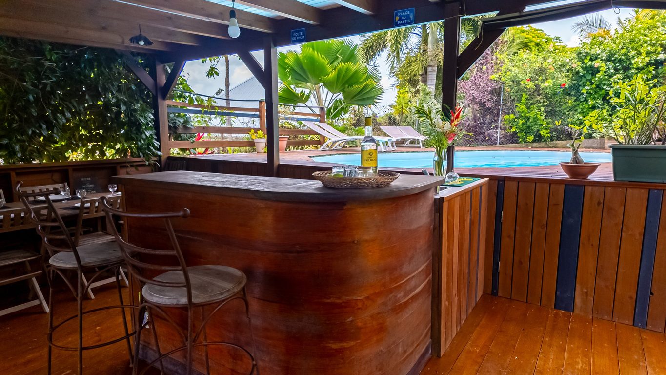 Bungalow en bois dans la végétation tropicale, Au Jardin d'Éole Sainte-Rose
