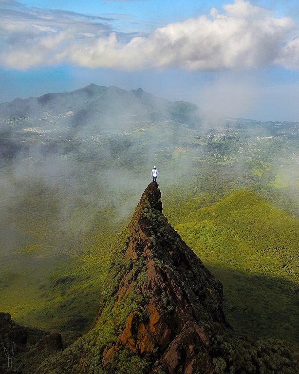 Vue panoramique sur l'archipel guadeloupéen depuis le sommet de la Soufrière par temps dégagé