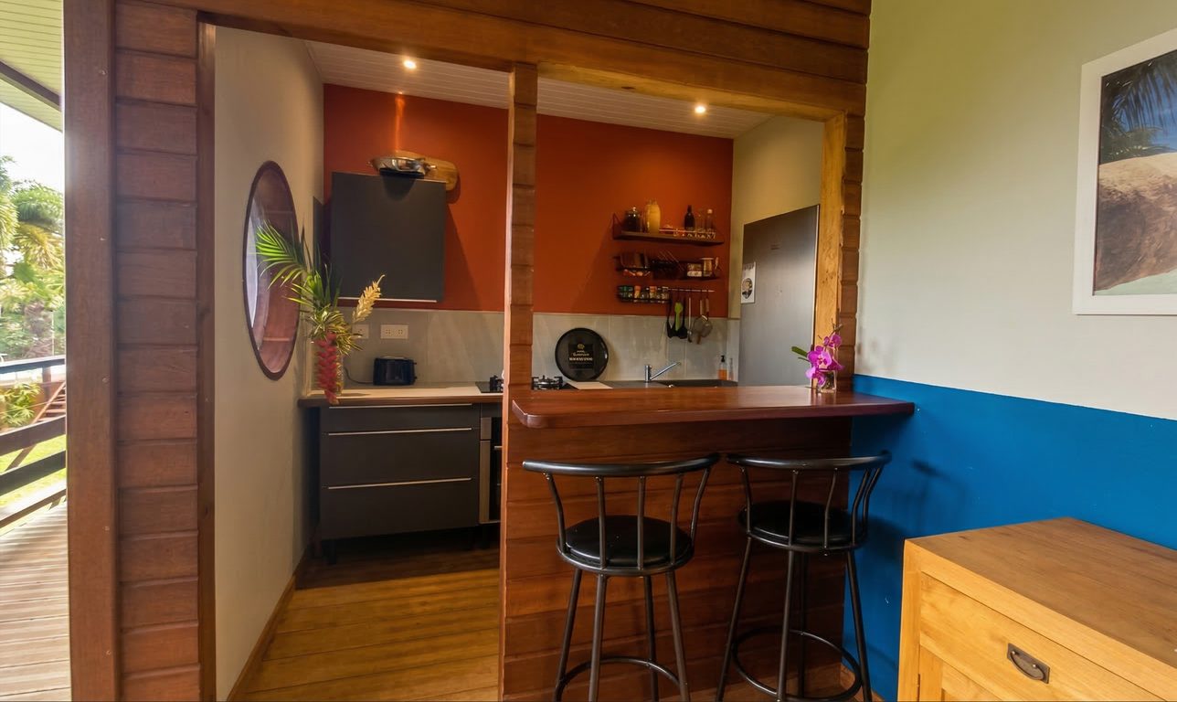 Bar cuisine avec passe-plat et tabourets, bungalow Souf Van Sainte-Rose