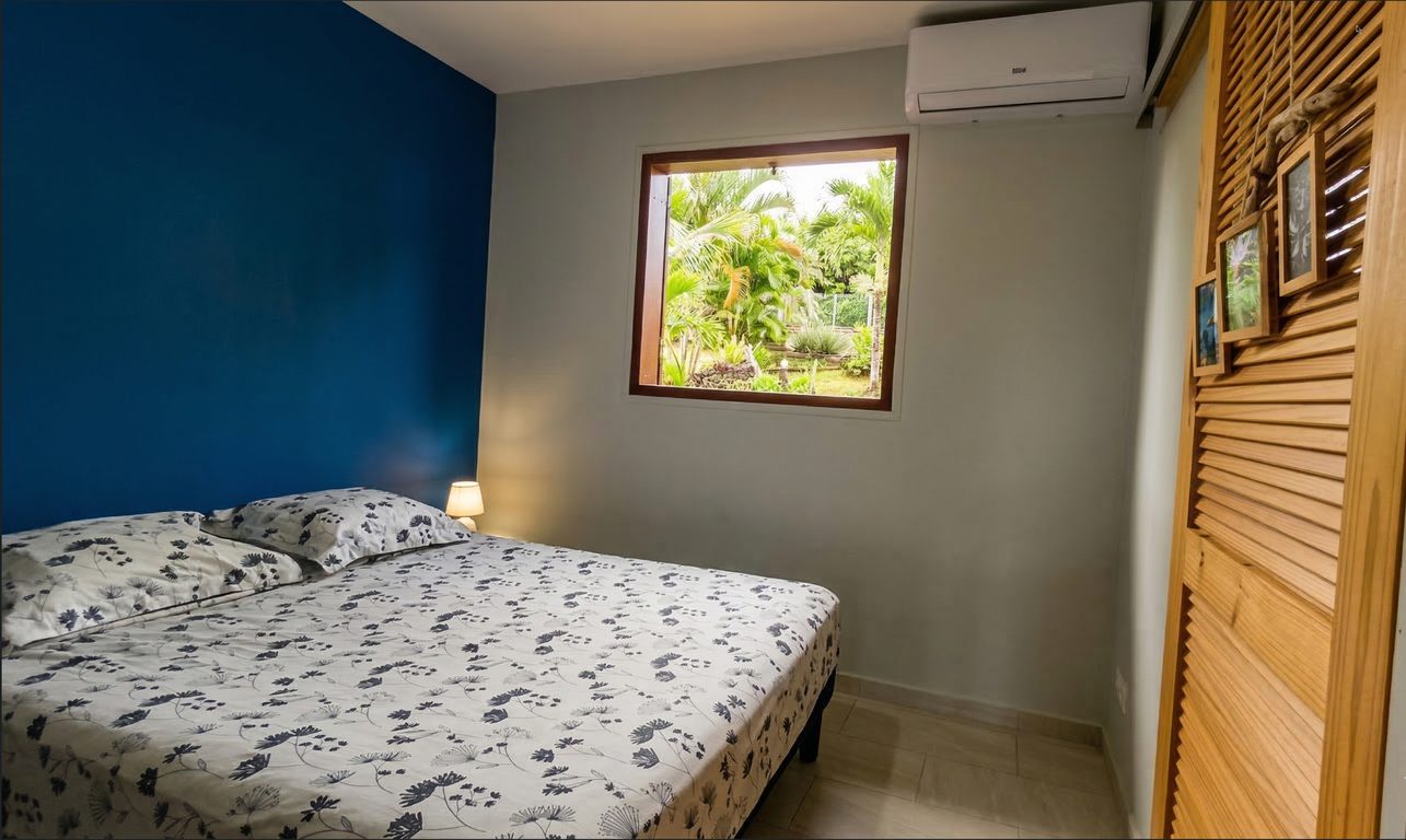 Chambre climatisée avec vue jardin tropical, bungalow Souf Van Sainte-Rose Guadeloupe