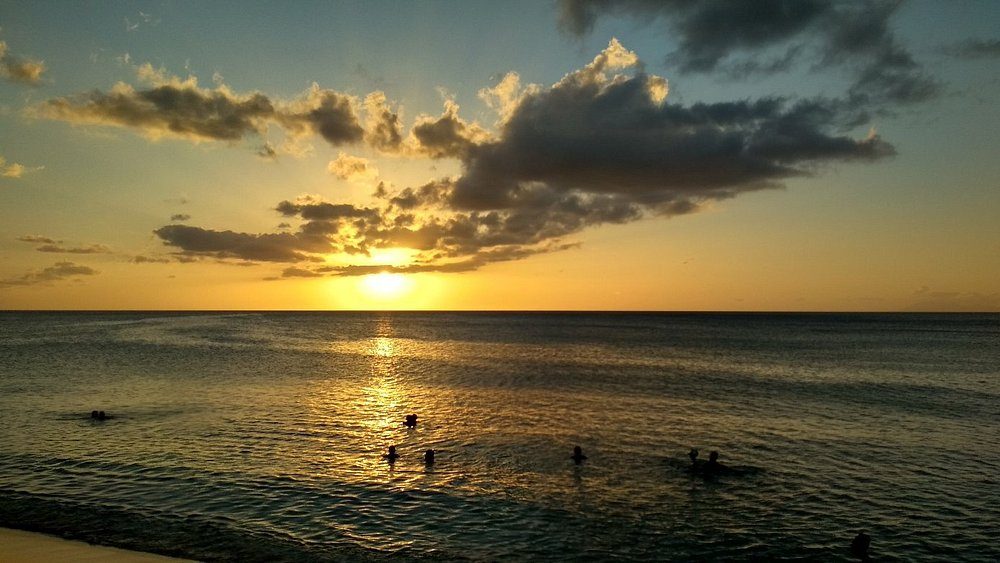 Eaux translucides et sable blond de la plage de la Perle, Deshaies, Guadeloupe